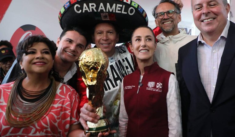 El Trofeo de la Copa Mundial de la FIFA en Iztapalapa